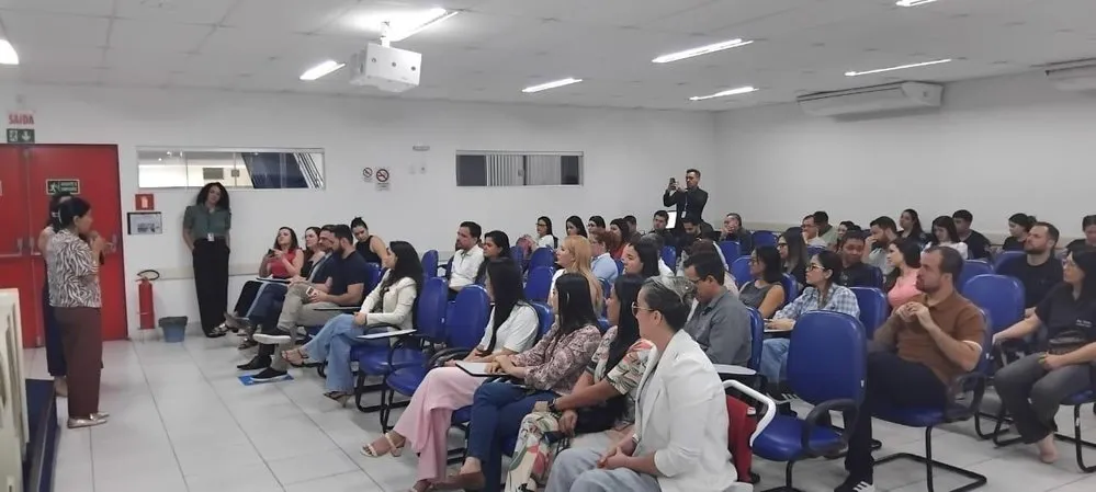 Médica em atendimento na Atenção Primária