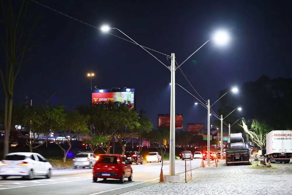 Iluminação pública de LED em rua da cidade (foto ilustrativa).