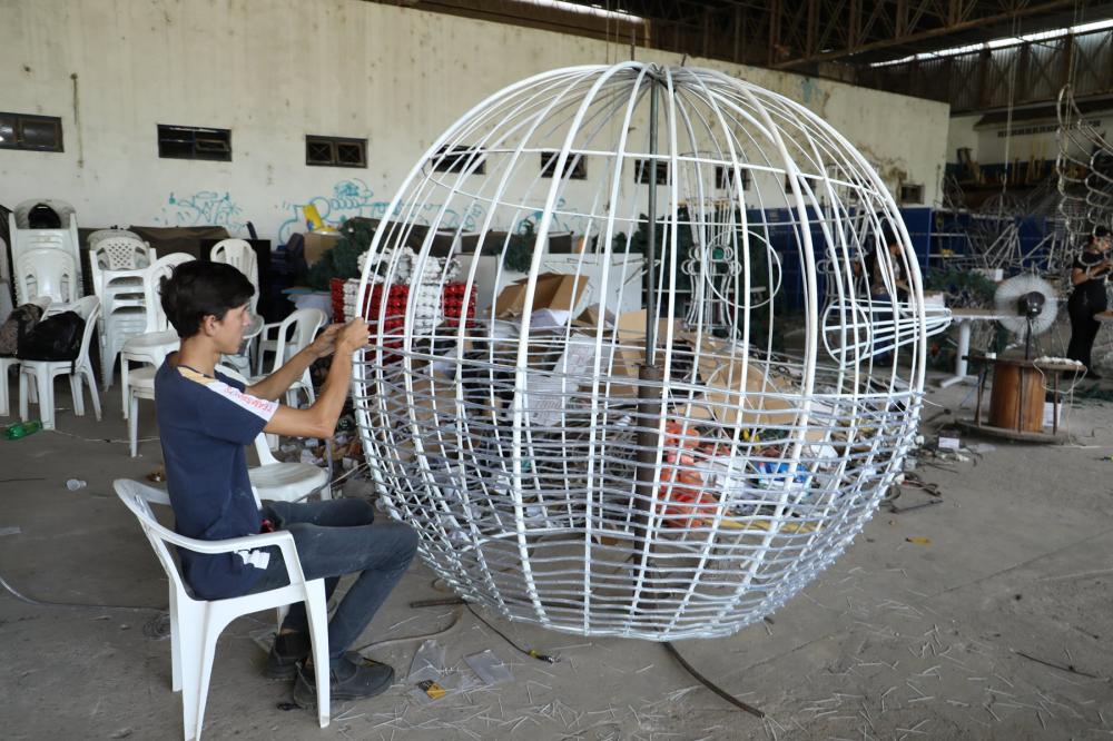 Prefeitura começa montagem de ornamentação natalina em Ji-Paraná!! Confira;