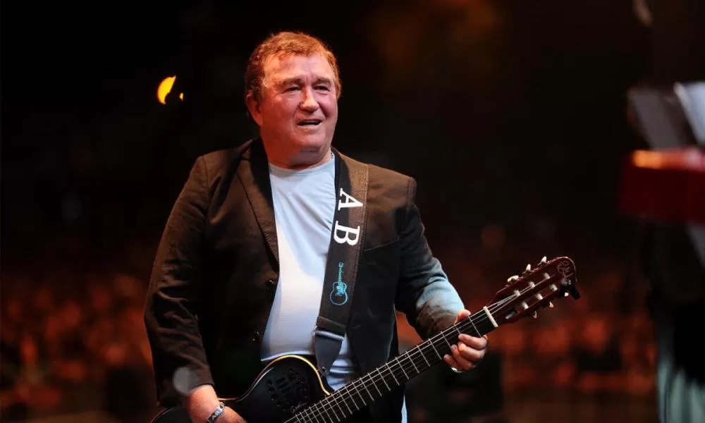 Portões Abertos: Hoje tem Amado Batista na Expojipa!