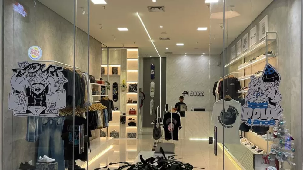 Doux Companny completa 4 anos com lançamento da 1ª coleção de roupas em colaboração exclusiva com o artista Nildiuz 